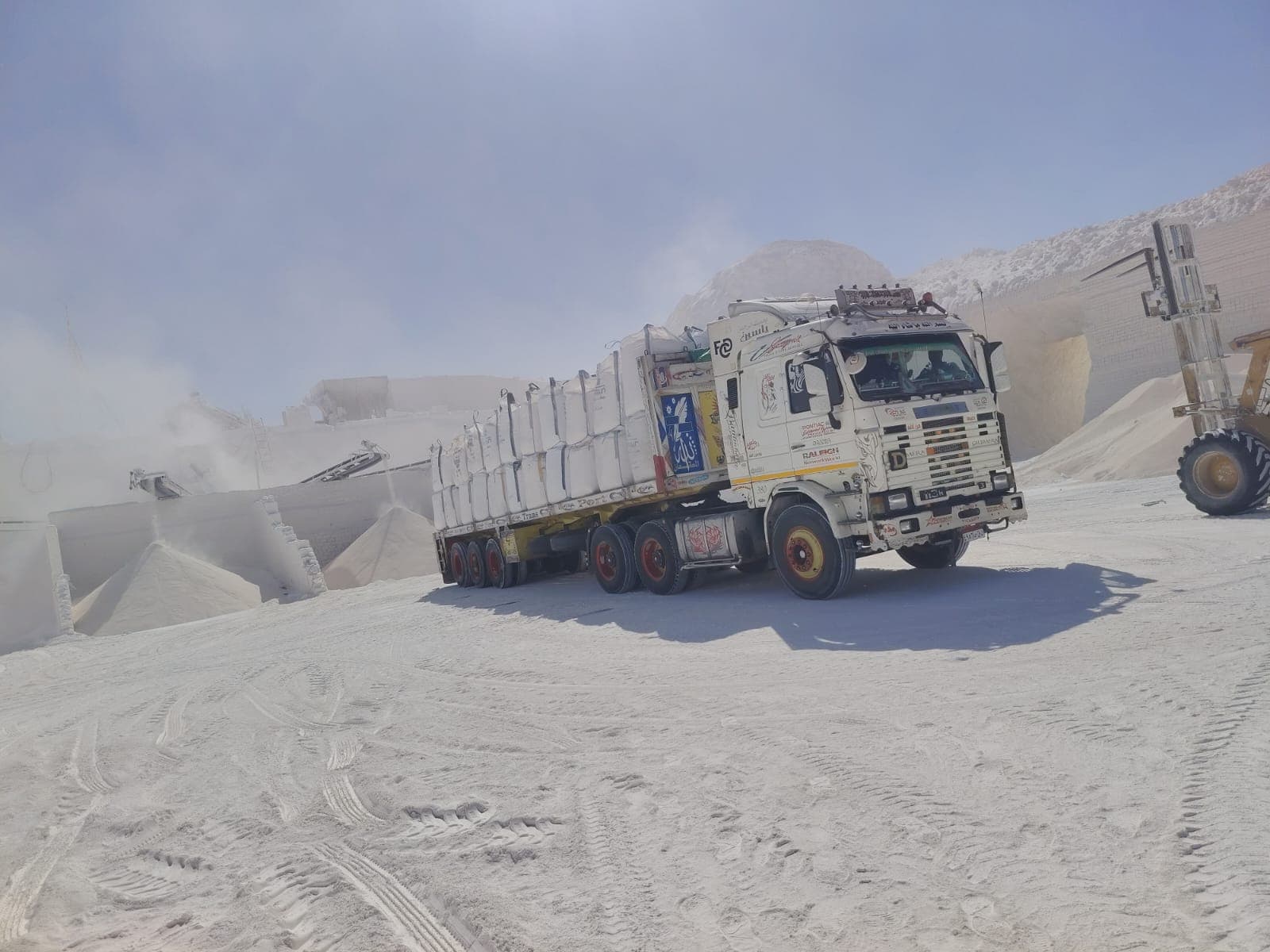 Raw mineral supply and dispatch